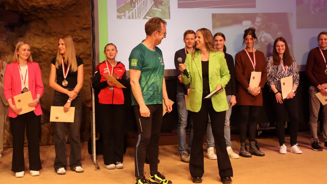 Während Moderatorin Natascha Kempf-Dornseifer unterhaltsam durch das Programm führte, zeigte Bürgermeister Tobias Puspas sportlichen Einsatz - und wurde bei zwei Teilnehmern Zweiter. von Marita Sapp