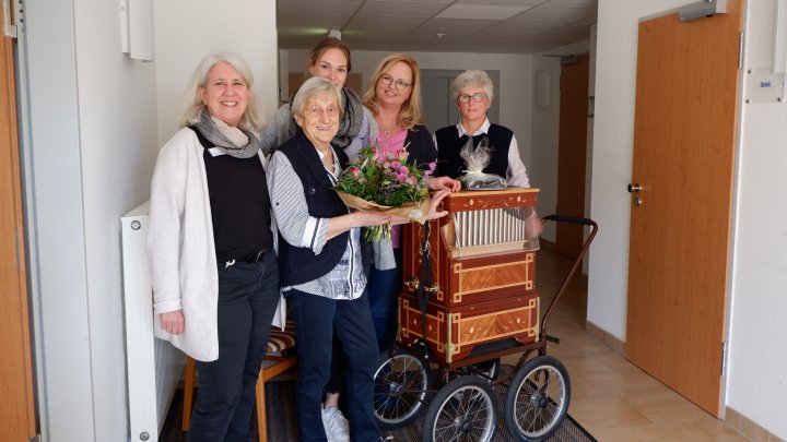 (v.l.) Gertrud Dobbener, Lioba Richard, Barbara Vogt und Mechthild Rohr gratulieren Marlies Schulte...