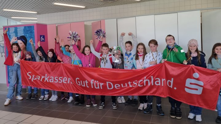 Die Grundschule Grevenbrück gewann den Schwimmwettkampf der Lennestädter Schulen.