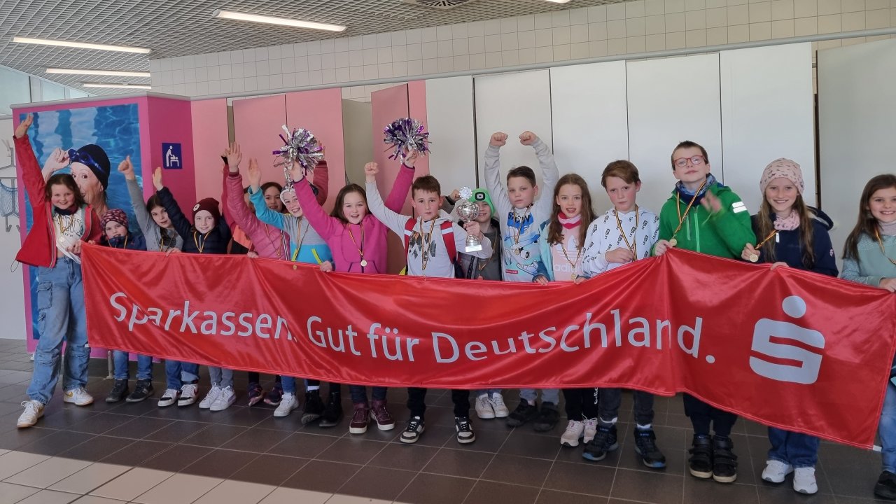 Die Grundschule Grevenbrück gewann den Schwimmwettkampf der Lennestädter Schulen. von privat