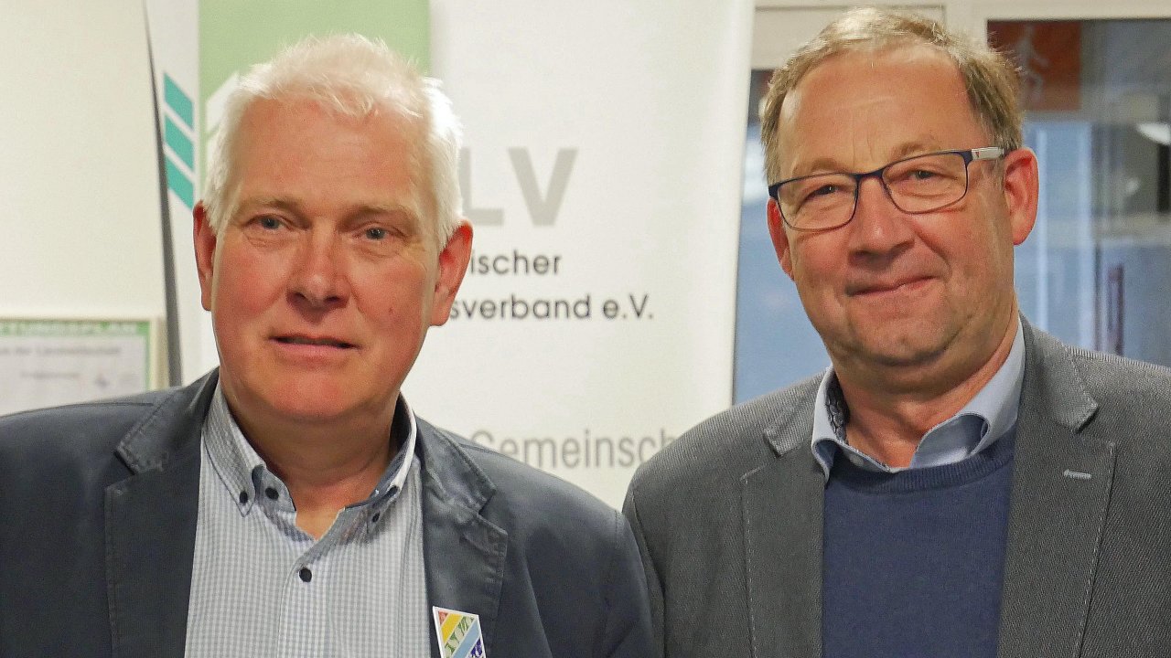 Der neue Vorsitzende des Bezirksverbandes Sauerland-Hellweg im Westfälisch-Lippischen Landwirtschaftsverband (WLV), Michael Richard aus Lennestadt (links), und der scheidende Vorsitzende Hans-Heinrich Wortmann aus Kamen. von WLV