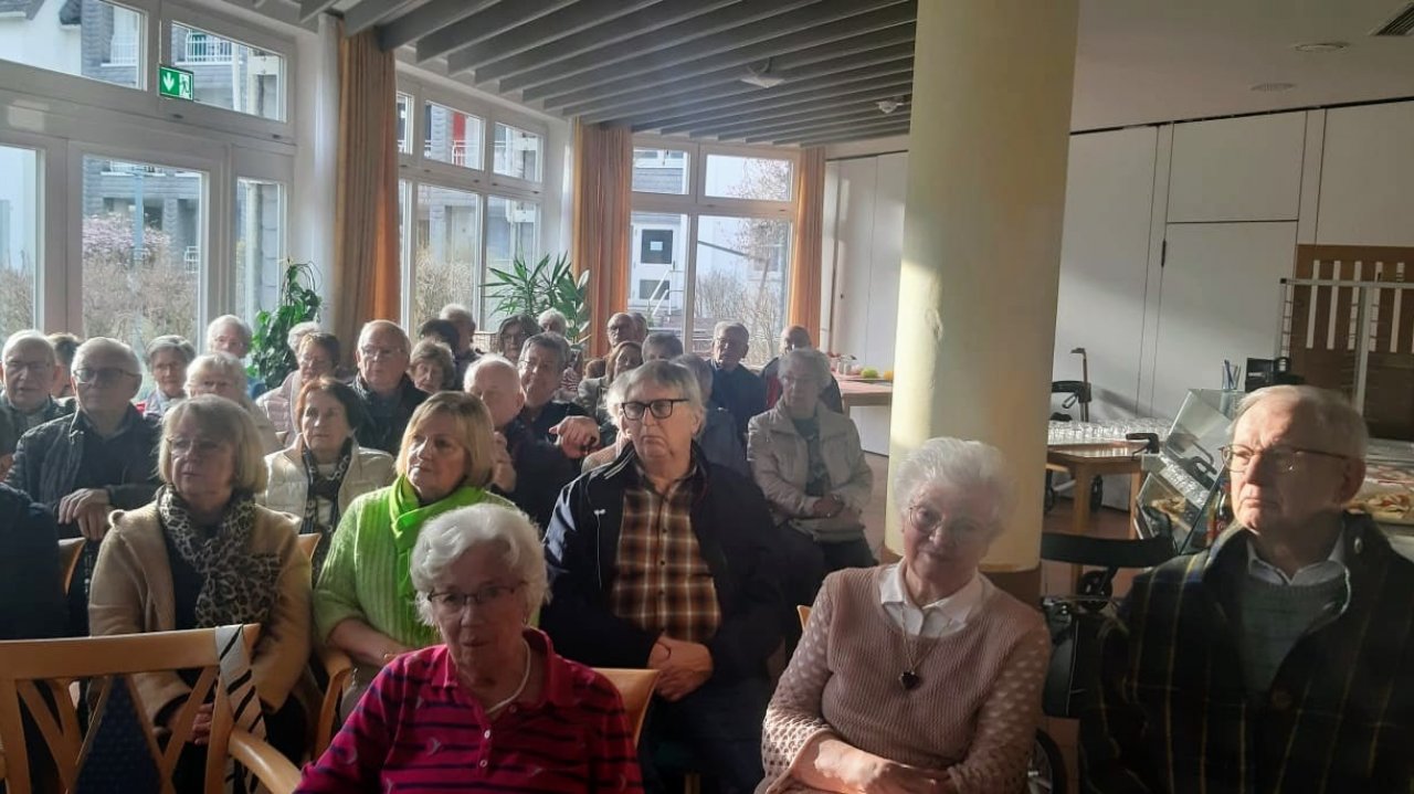 Großes Interesse zeigten die Senioren bei ihrem Besuch im St.-Liborius-Seniorenheim. von privat