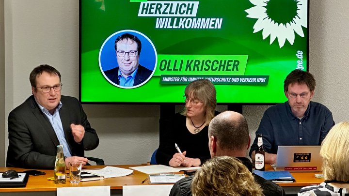 NRW-Verkehrsminister Oliver Krischer (links) war bei der Kreisversammlung der Grünen zu Gast.