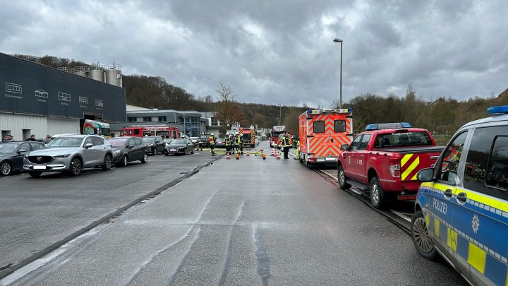 Einen Maschinenbrand bekämpfte die Feuerwehr in einem Industriebetrieb in Grevenbrück.