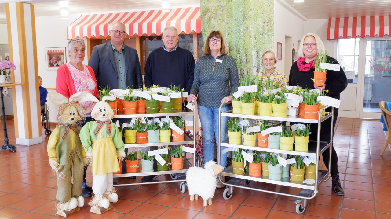 Die Blumengrüße sind eingetroffen (v.l.): Sigrid Schulte, Dirk Schürmann, Thomas Feldmann, Anne Selter, Marlies Schulte und Sabine Klutzuweit-Gastreich. von privat