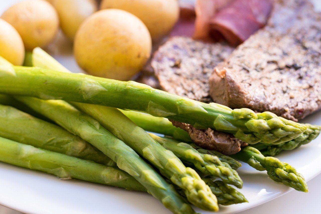 Spargel schmeckt wunderbar zu Fleisch, Schinken und mit Kartoffeln oder Käse. von pixabay