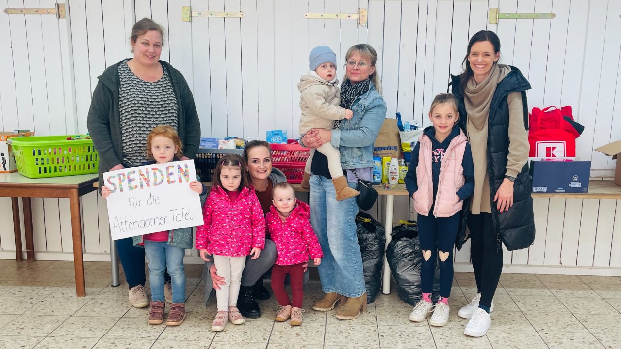 Der Kindergarten Helden überreichte eine Spende an die Attendorner Tafel. von privat