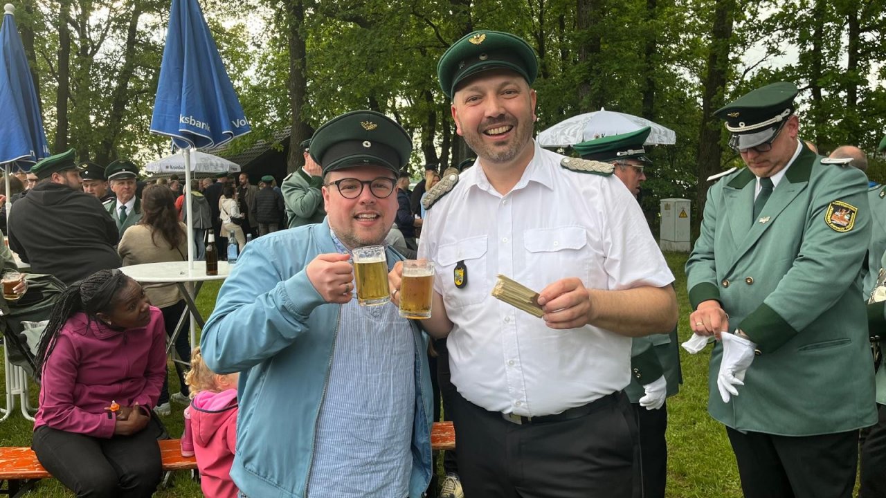Martin Theile (rechts) ist der neue Schützenkönig in Frenkhausen. Er regiert zusammen mit seinem Ehemann Tobias Brömme (links). von Leonie Diehl