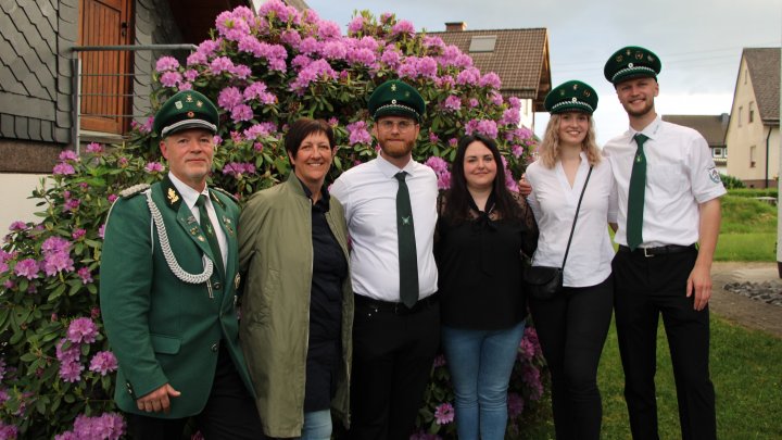 Schieß-Marathon in Hünsborn. Das sind die neuen Regenten: (v.l.) Kaiserpaar Volker und Claudia...