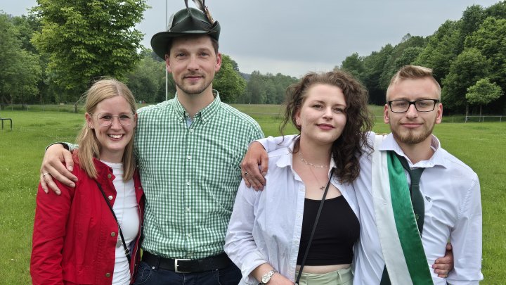 Die neuen Wendener Majestäten: Königspaar Tobias und Janine Weingarten (links) und Prinzenpaar...