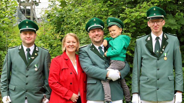 Riesen-Freude in Berlinghausen: Königsfamilie Maiworm mit ihren Offizieren Martin Hilchenbach (l.)...