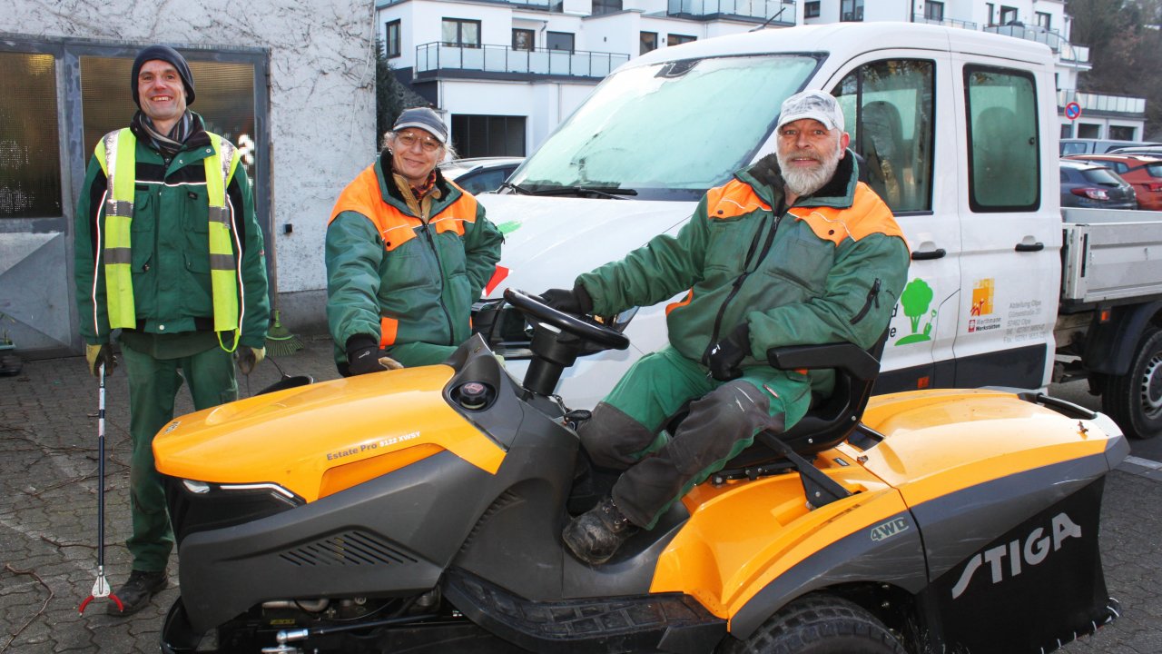 Gemeinsam als Team schon viele Jahrzehnte ganzjährig im Einsatz: Sascha Ortmann, Christiane Timmer und Klaus Küper gehen ihrem Handwerk an der frischen Luft mit Herzblut nach. von Janine Clemens, Caritasverband Olpe