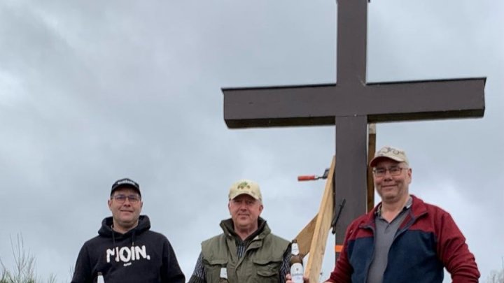 Olaf, Michael und Thorsten Fernholz (v.l.) haben allen Grund zum Strahlen: Das 67 Jahre alte Kreuz...