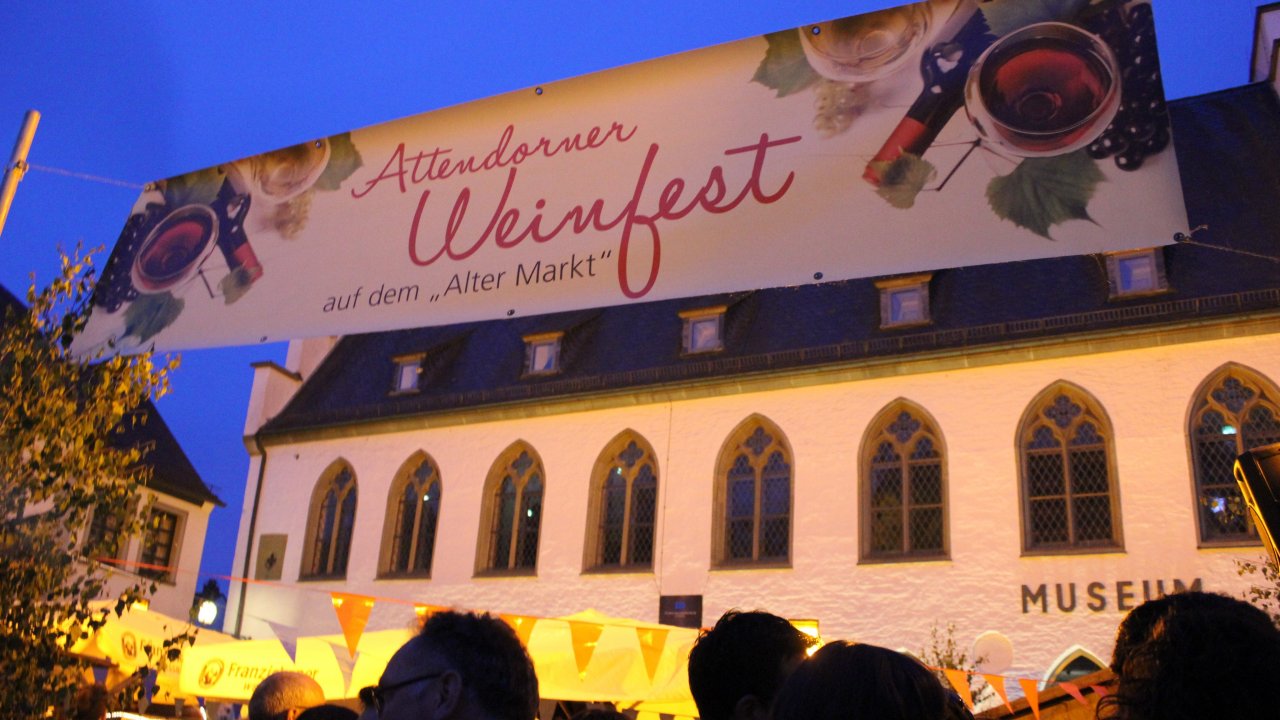 Am letzten Mai-Wochenende wird sich auf dem Alten Markt wieder alles rund um Wein und Champagner drehen. von Hansestadt Attendorn