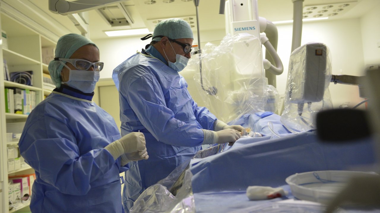 Chefarzt Prof. Dr. Atilla Yilmaz  während einer OP. von Helios Klinik