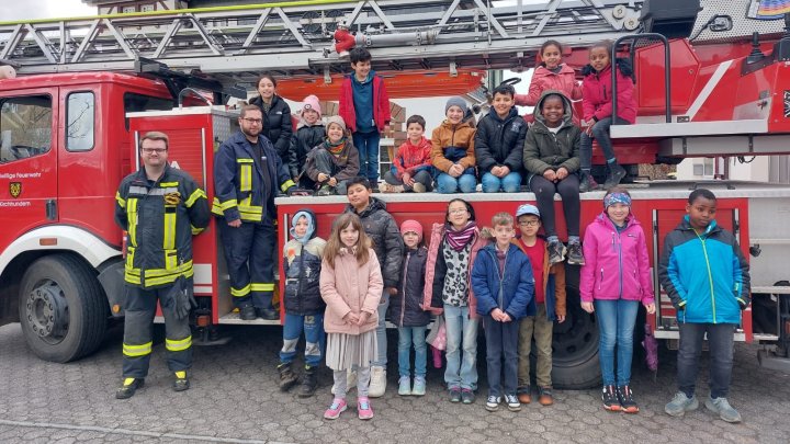 Einen Tag bei der Feuerwehr Kirchhundem erlebten 24 Kinder der Gruppe Freaky Friday.