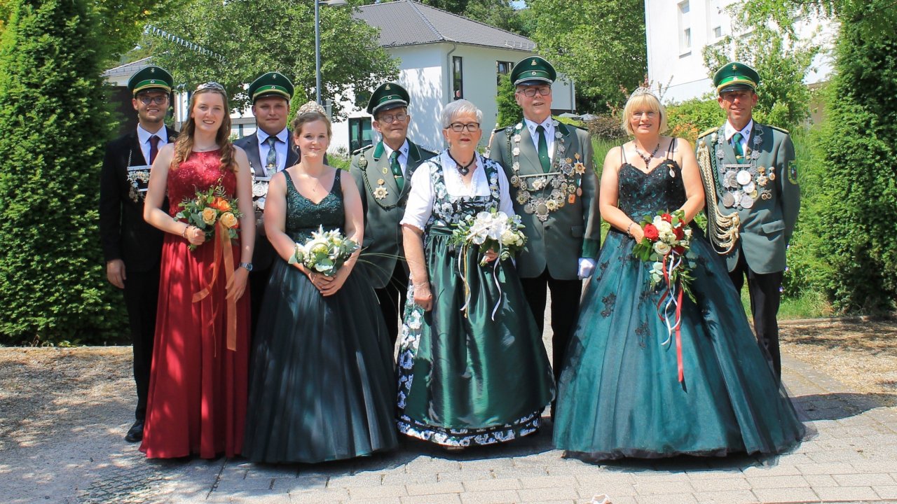 Die Majestäten (v.l.): Jungschützenkönigspaar Simon Jürgens und Jule Büdenbender, Königspaar Sascha und Pia Ackerschott, das Jubelkönigspaar Heinz und Maresel Gärtner und das Kaiserpaar Jürgen und Ulrike Ackerschott. von privat