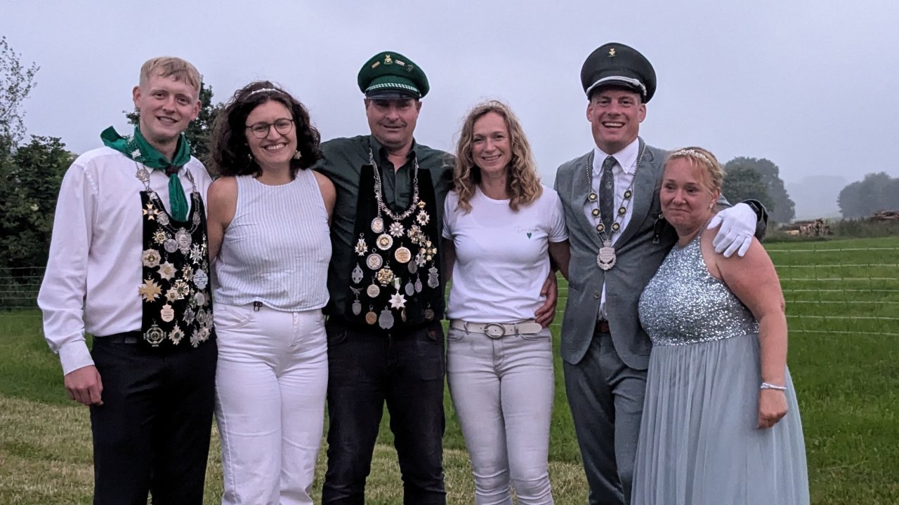 Prinz Linus Stahl mit Anna Fischer, Schützenkönigspaar Meik und Ivonne Stock, Kaiserpaar Thomas und Ines Bröcher (v.l.) von St. Hubertus-Schützenbruderschaft Ottfingen