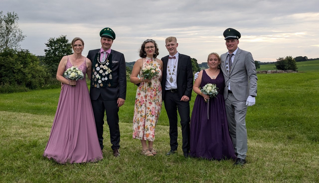 Die Majestäten in Ottfingen: Königspaar Meik und Ivonne Stock, Prinzenpaar Linus Stahl und Anna Fischer, Kaiserpaar Thomas und Ines Bröcher (v.l.) von privat