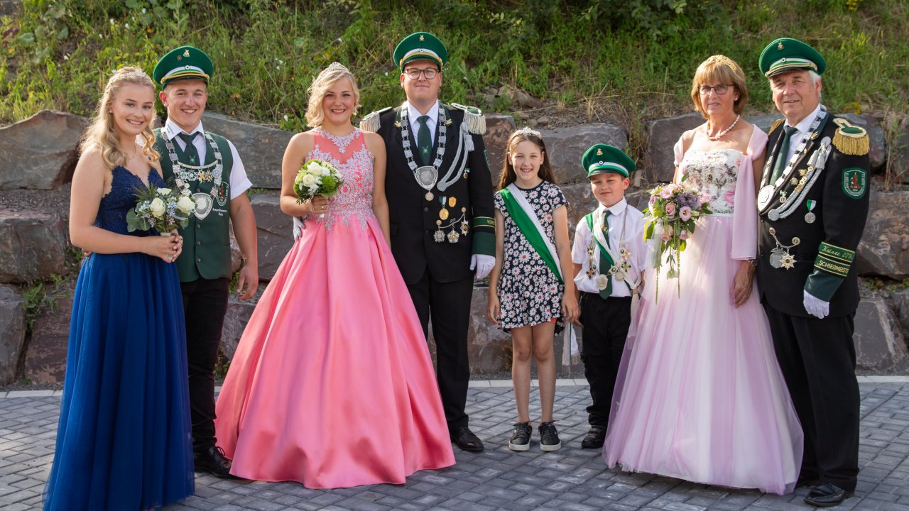 Die scheidenden Majestäten in Bleche: Prinzenpaar Angelina Otte und Julian Tump, Königspaar Joline und Thorsten Dickhaus, Kinderkönigspaar Pauline Lüttiicke und Leon Müller, sowie das Kaiserpaar Susanne und Reinhold Dickhaus (v.l.) von privat