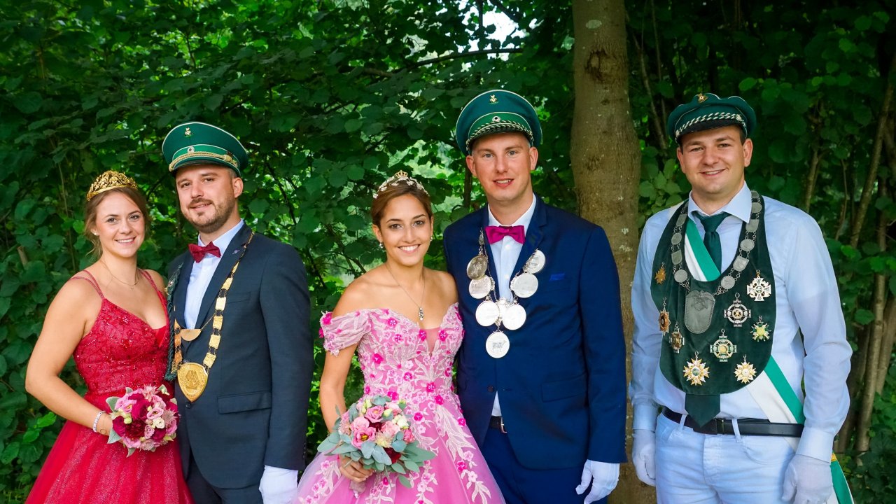 Die amtierenden Hillmicker Majestäten (von links): Kaiserpaar Robin Brucker und Lena Schulte, Königspaar Chris Stracke und Larissa Meurer und Prinz Marius Stracke. von St. Antonius Schützenbruderschaft Hillmicke