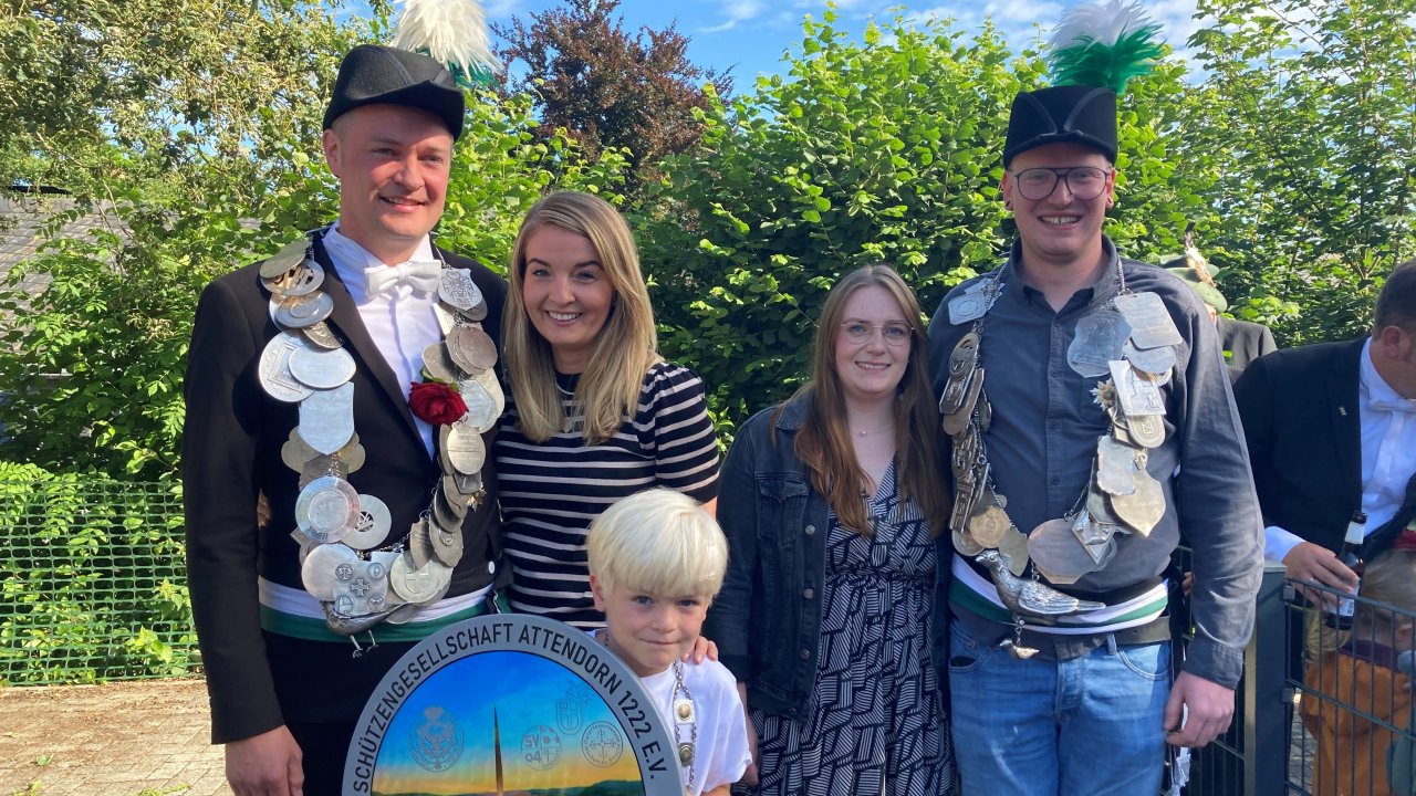 Die neuen Majestäten in Attendorn: Scheibenkönig Marius Hengstebeck mit seiner Königin Lisa und Sohn Michel (l.) sowie Vogelkönig Julian Höffer mit seiner Königin Vanessa Vormweg. von Lorena Klein