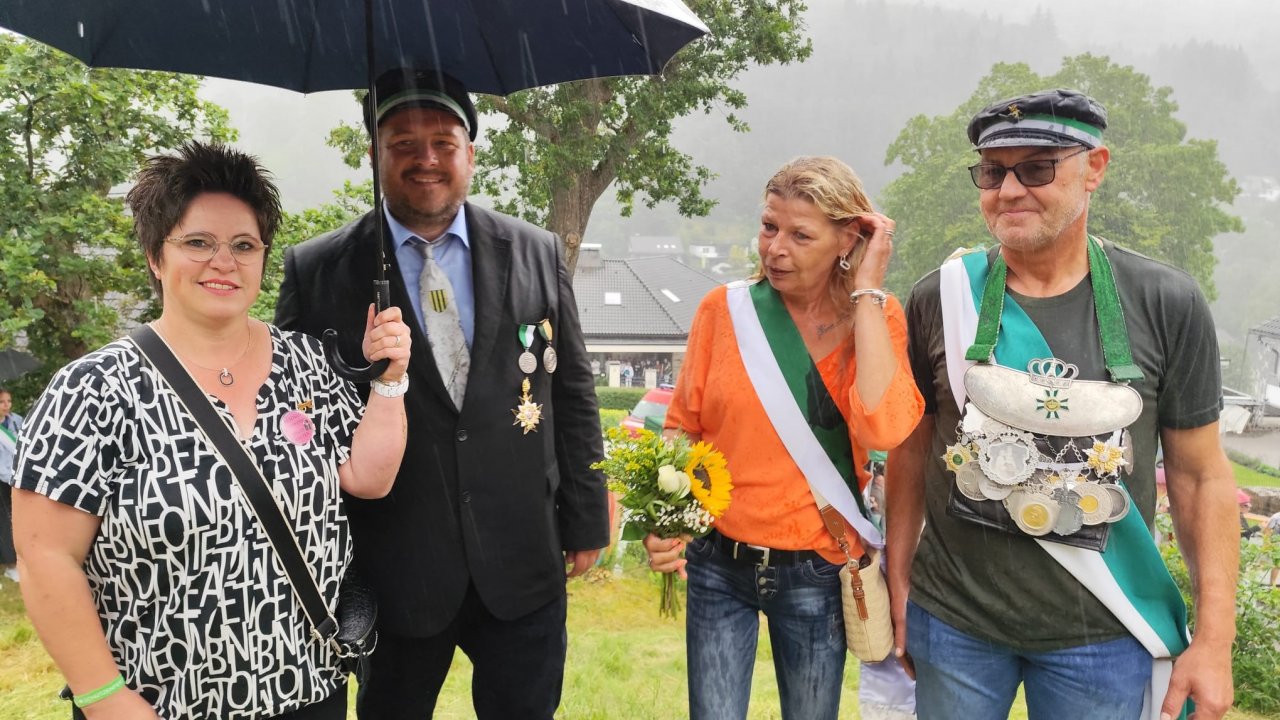 Zähes Vogelschießen: Erwin Eppert krönt sich im Bilsteiner Regen