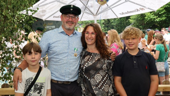 Das Schützenkönigspaar Robert Heite und Angela Berghoff mit den Söhnen Jakob und Theo.