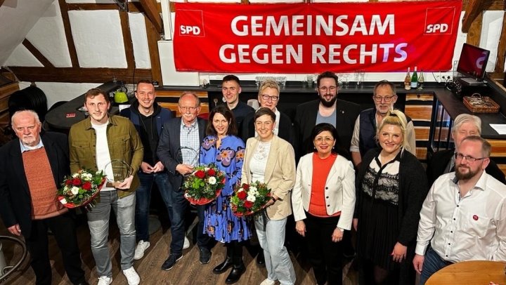 Der SPD-Ehrenamtspreis ging in diesem Jahr an den Bürgerverein Kirchhundem, die Taverne1313 in...
