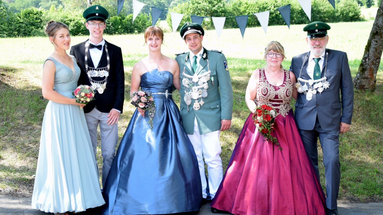 Die Welschen Ennester Majestäten (v.r.): Das Kaiserpaar Günter und Brigitte Döbbeler, das Königspaar Daniel Freismuth und Katharina Schuppert und das Jungschützenkönigspaar Salomon Schulte und Franziska Scheele. von privat