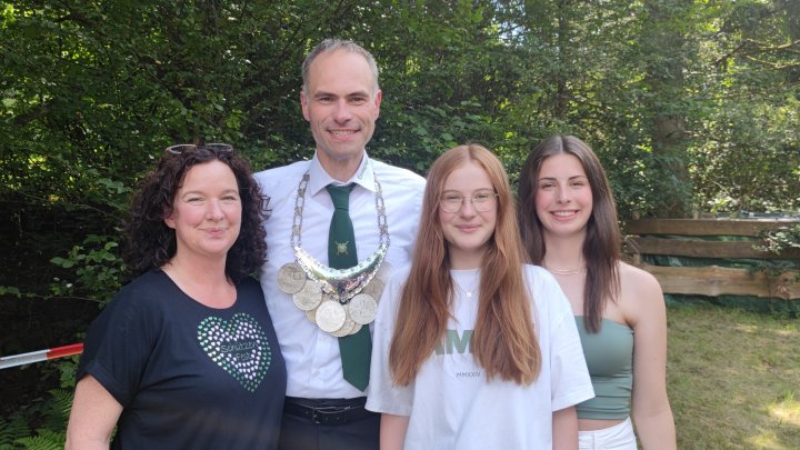 Neues Königspaar in Saalhausen sind Thomas und Tanja Voss, hier mit ihren Töchtern Emilia und...