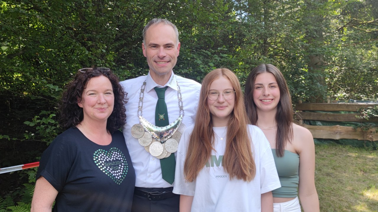 Neues Königspaar in Saalhausen sind Thomas und Tanja Voss, hier mit ihren Töchtern Emilia und Sophia. von Marita Sapp