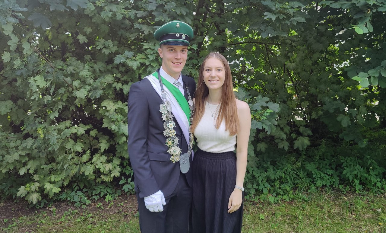 Das neue Jungschützenkönigspaar Levin Arens und Franziska Eßlinger. von Nico Heuel Rodriguez