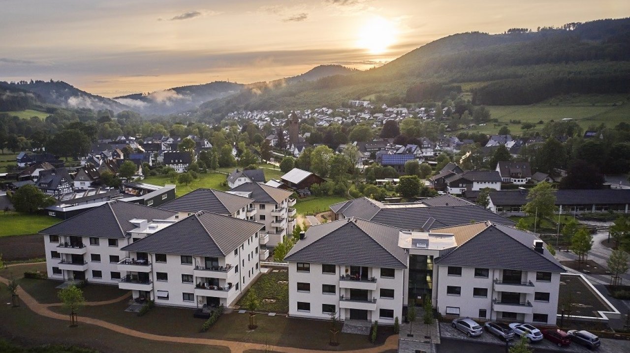 Das Wohngut Saalhausen bietet mit drei Wohnkonzepten einen Ort, an dem man im Alter selbstbestimmt leben kann. von WohnGut Saalhausen