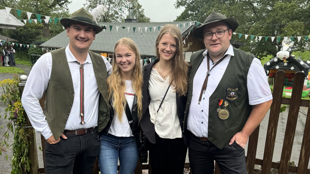 Die neuen Majestäten in Scheiderwald: Königspaar Nicolas Burghaus und Romy Jung (links) und Kaiserpaar Marco Stinner und Laura Muhr. von Martina Stracke
