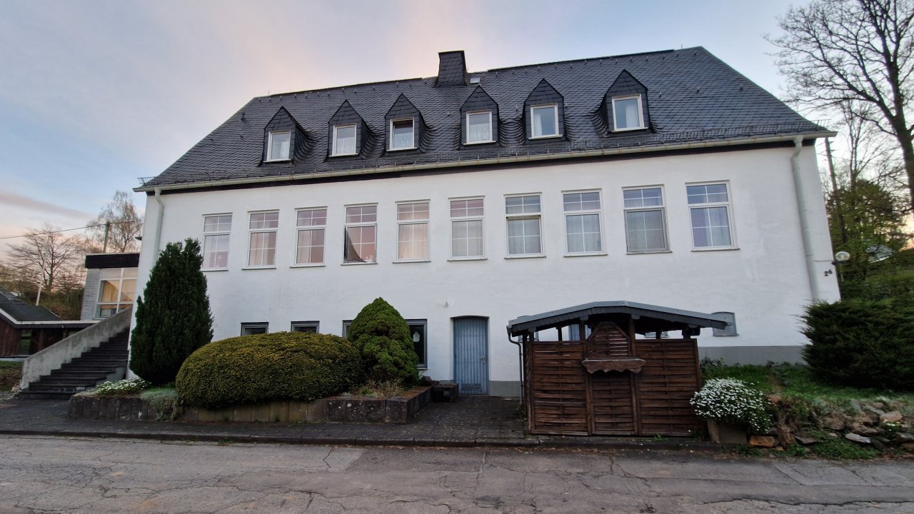 Aus der Alten Schulte in Rahrbach soll eine Flüchtlingsunterkunft werden. von privat