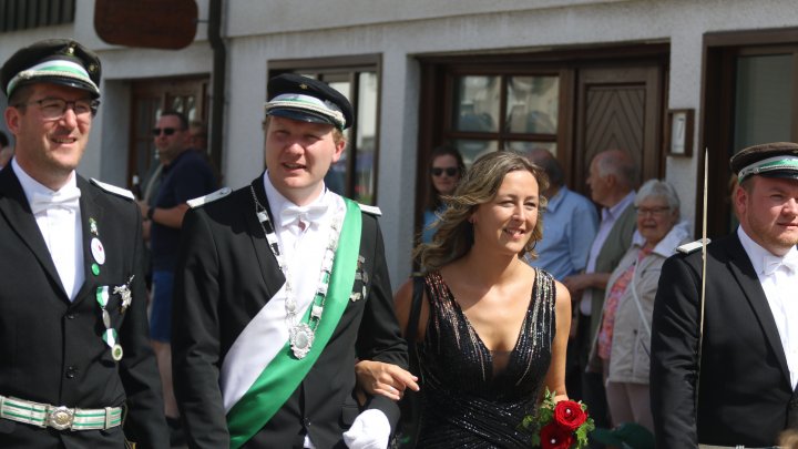 Das Stadtjungschützenkönigspaar Nils Berghoff und Jessica Dobbener begleitet von seinen...