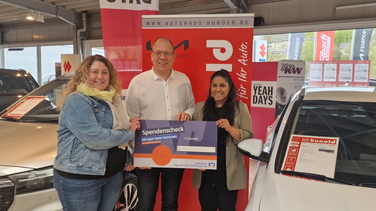 Autohaus-Geschäftsführer Christian Hunold bei der Spendenübergabe an Shahana Gitzen und Julia Löser vom Frauenhaus. von privat