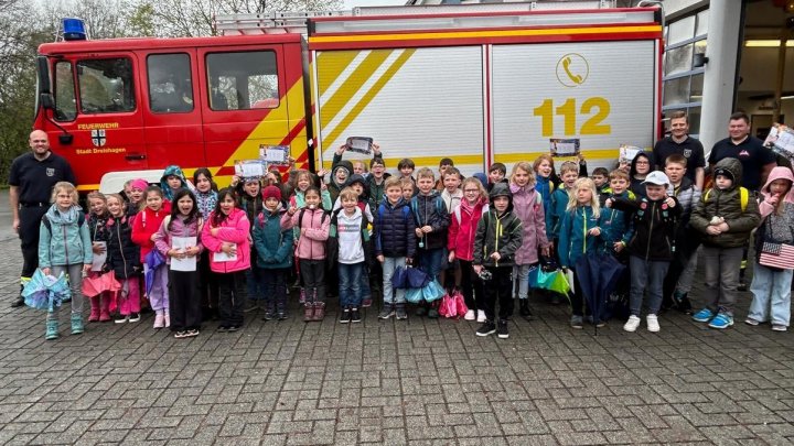 Die Zweitklässler der Grundschule Drolshagen besuchten die Feuerwehr.