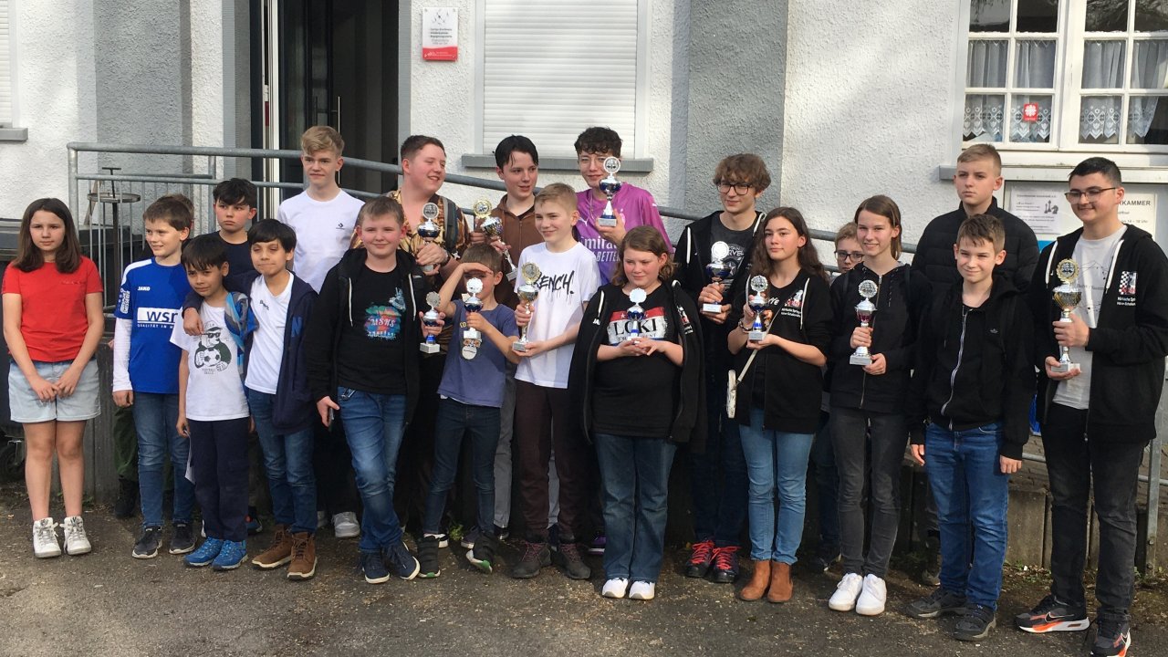 26 Mädchen und Jungen aus sechs Vereinen kamen in Meggen zusammen, um die begehrten Pokale auszuspielen. Glückwunsch an die Gewinner! von privat