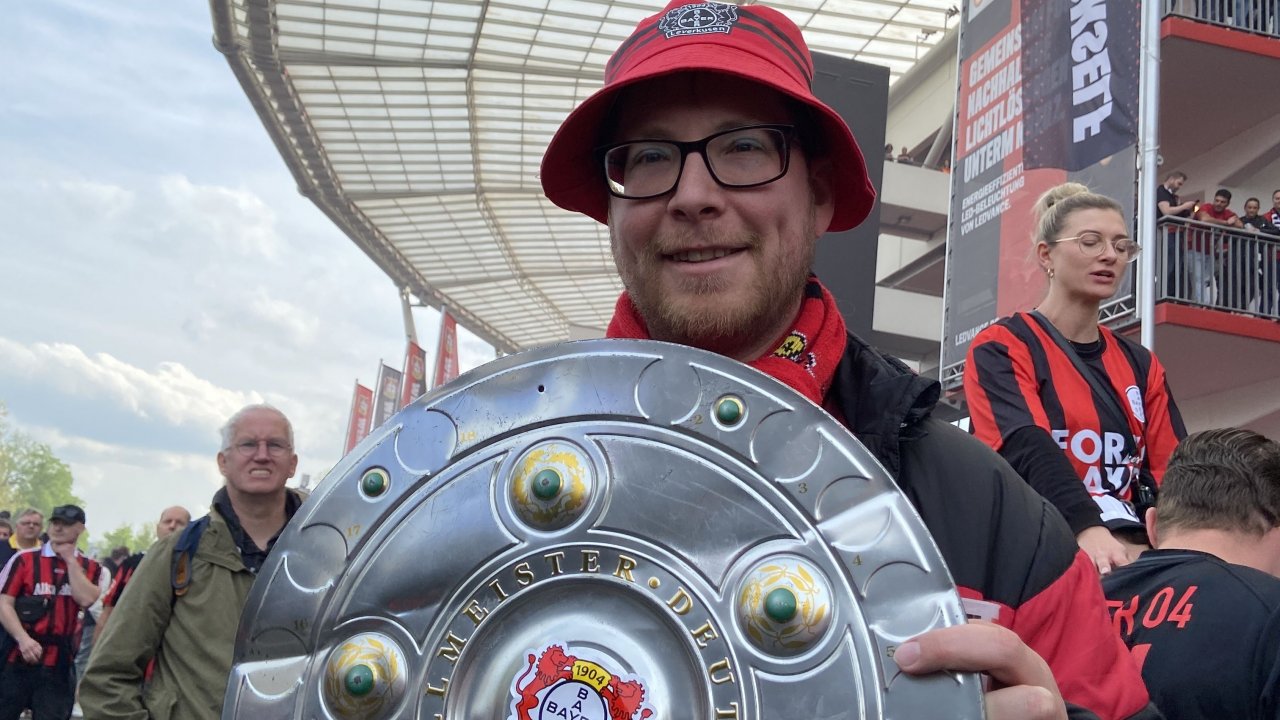 Bayer Leverkusen ist erstmals in der 120-jährigen Vereinsgeschichte Meister in der Fußball-Bundesliga geworden. Mittendrin im Fan-Getümmel: LokalPlus-Redakteur und Vollblut-Fan Nils Dinkel aus Altenhundem. von privat