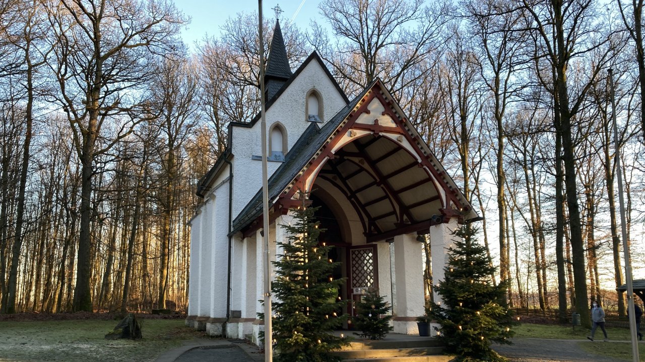 Die Kapelle Dörnschlade am Waldesrand - ein ganz besonderer Ort für viele Gläubige. von Lorena Klein