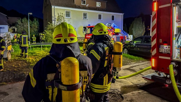 Die Feuerwehr Finnentrop löschte am Dienstagabend, 16. April, ein Feuer in einer leerstehenden...