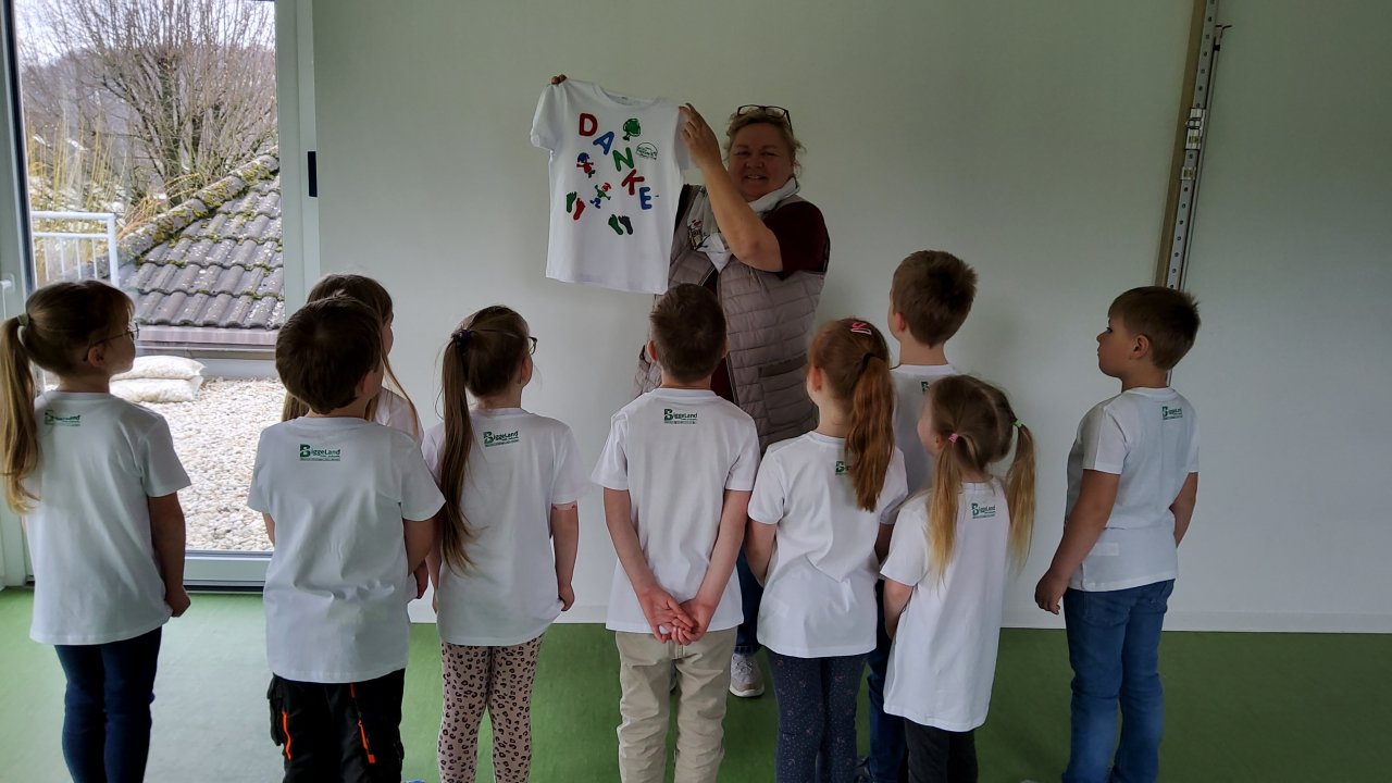 Die kleinen Forscher  im GFO Kindergarten Mittendrin Germinghausen lernten viel über die faire Herstellung von T-Shirts. von privat