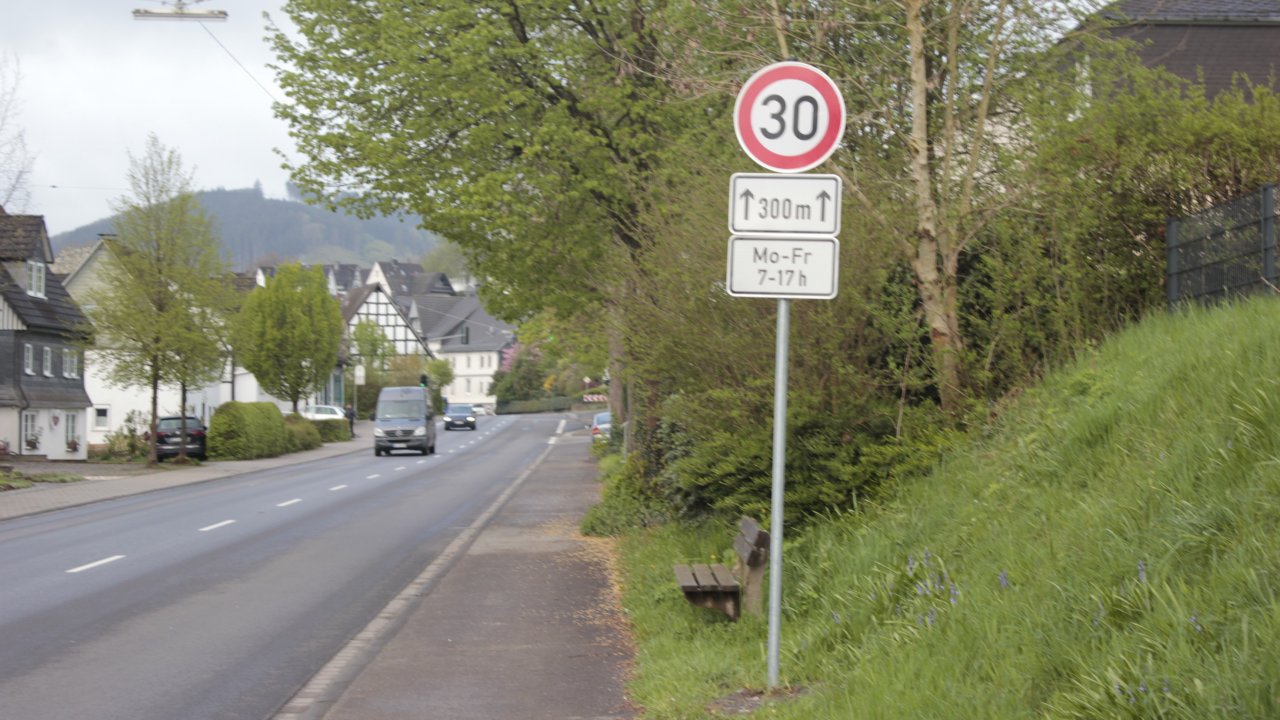 In Kirchveischede gilt die Tempo 30-Zone bereits, in drei anderen Lennestädter Orten wird die erlaubte Höchstgeschwindigkeit ebenfalls teilweise gedrosselt. von Wolfgang Schneider