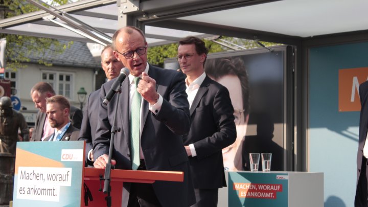 CDU-Wahlkampfkundgebung auf dem Olper Marktplatz am 2. Mai 2022 mit Friedrich Merz  (am...