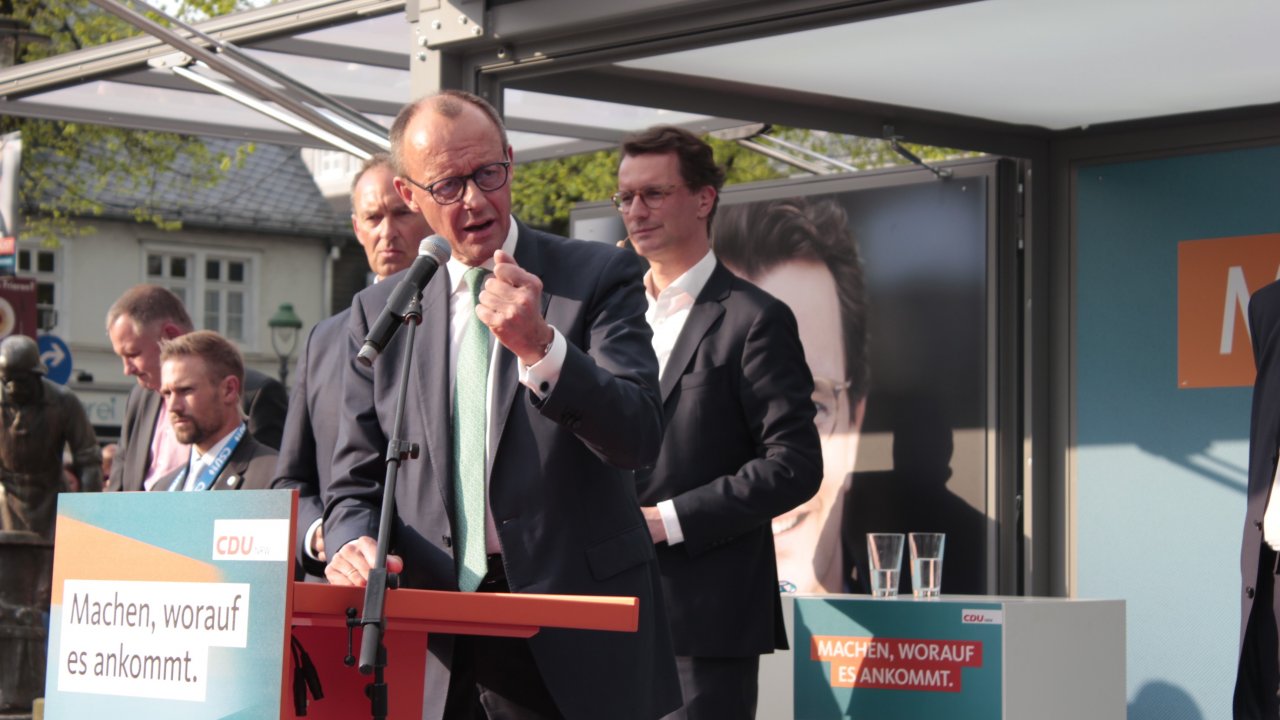CDU-Wahlkampfkundgebung auf dem Olper Marktplatz am 2. Mai 2022 mit Friedrich Merz  (am Rednerpult) und anderen Crhistdemokraten. von Wolfgang Schneider