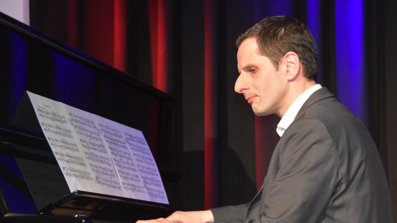 Bürgermeister Christian Pospischil spielt bei der Feierstunde zur Eröffnung des Alten Bahnhofs Klavier. von Nicole Voss