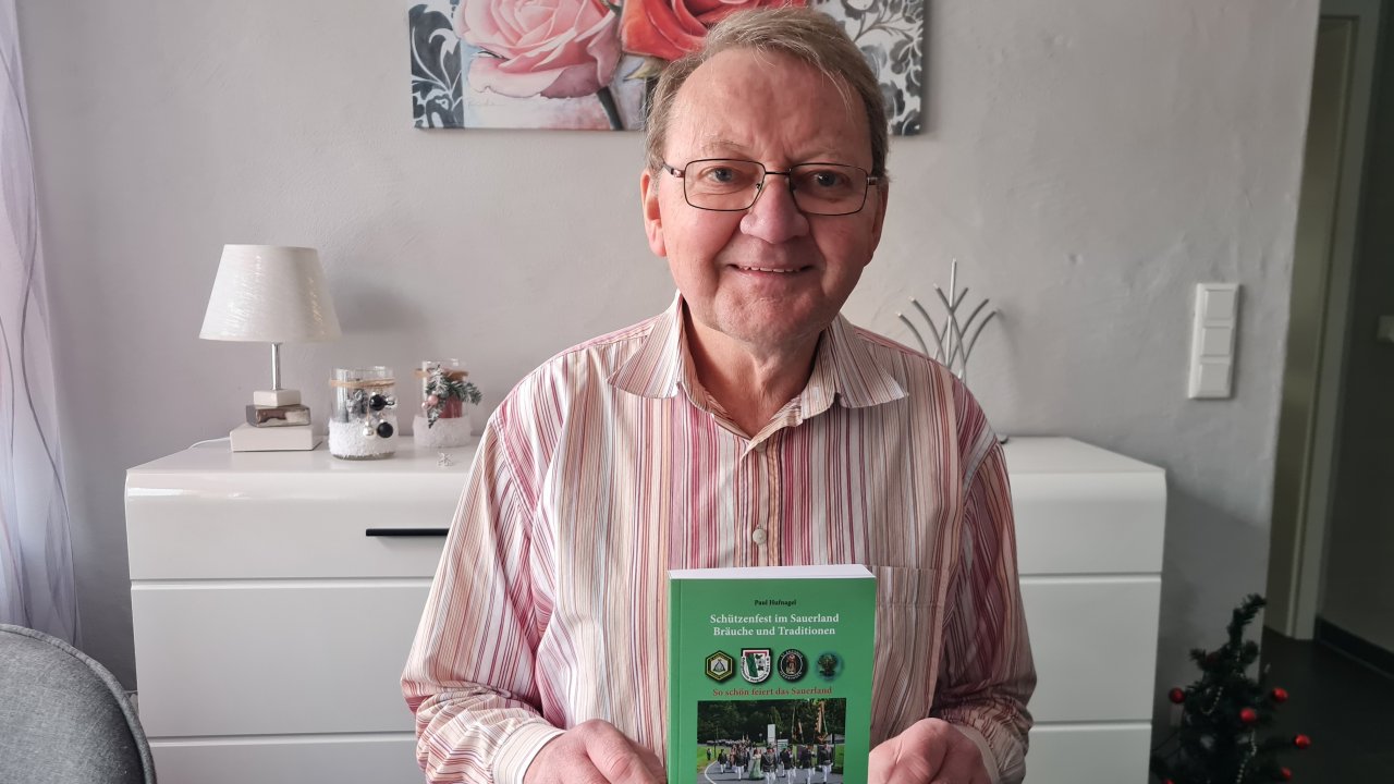 Autor Paul Hufnagel mit seinem neuen Buch über Schützenfestbräuche im Sauerland. von privat