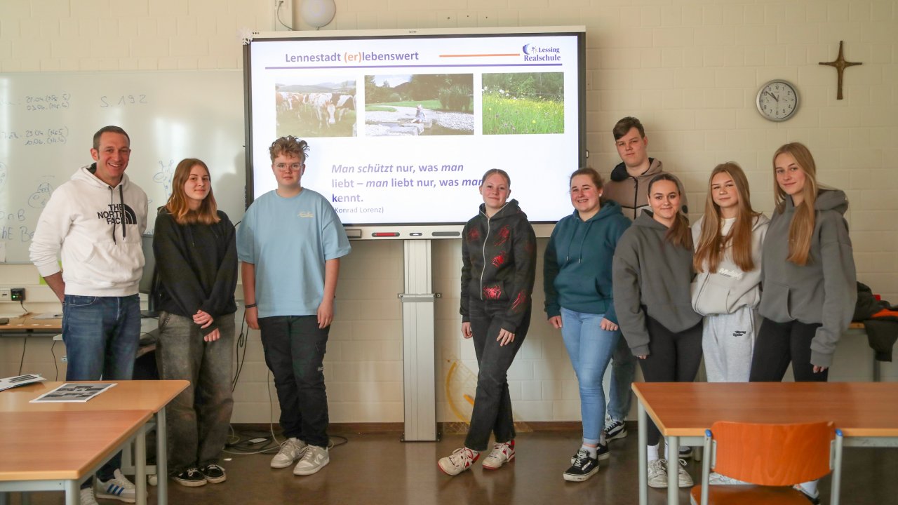 Zusammen mit Lehrer Tim Bauer (l.) hat der 10er-Biokurs der Lessing-Realschule Grevenbrück das neue Projekt „Lennestadt (er)lebenswert“ gestartet. von Tine Schmidt